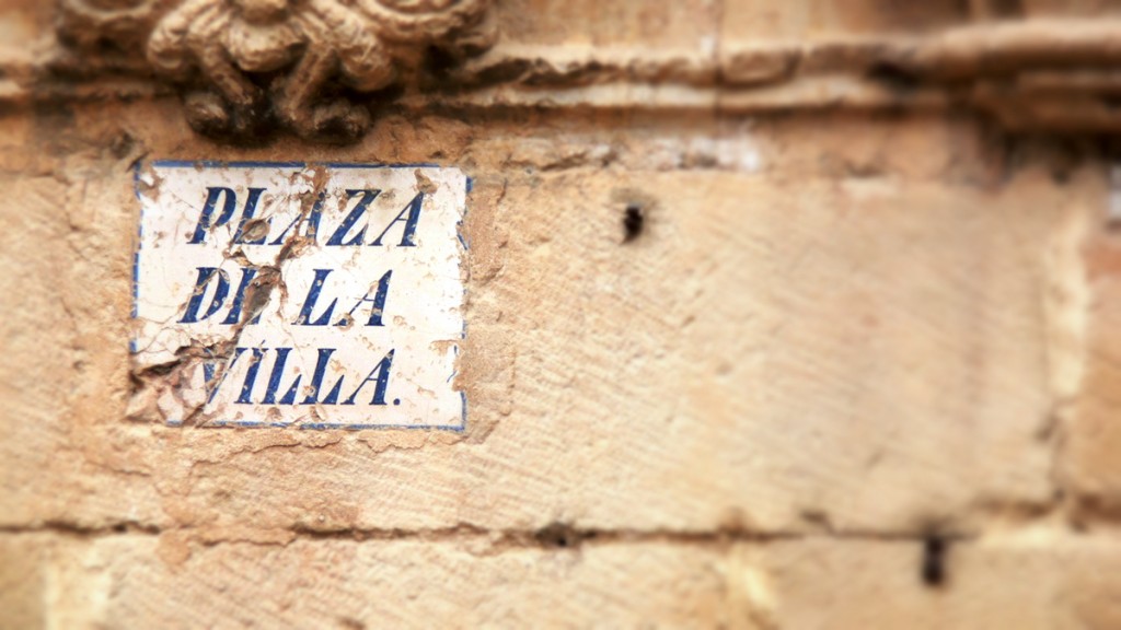 Cartel sobre la fachada de la Iglesia de Escatrón
