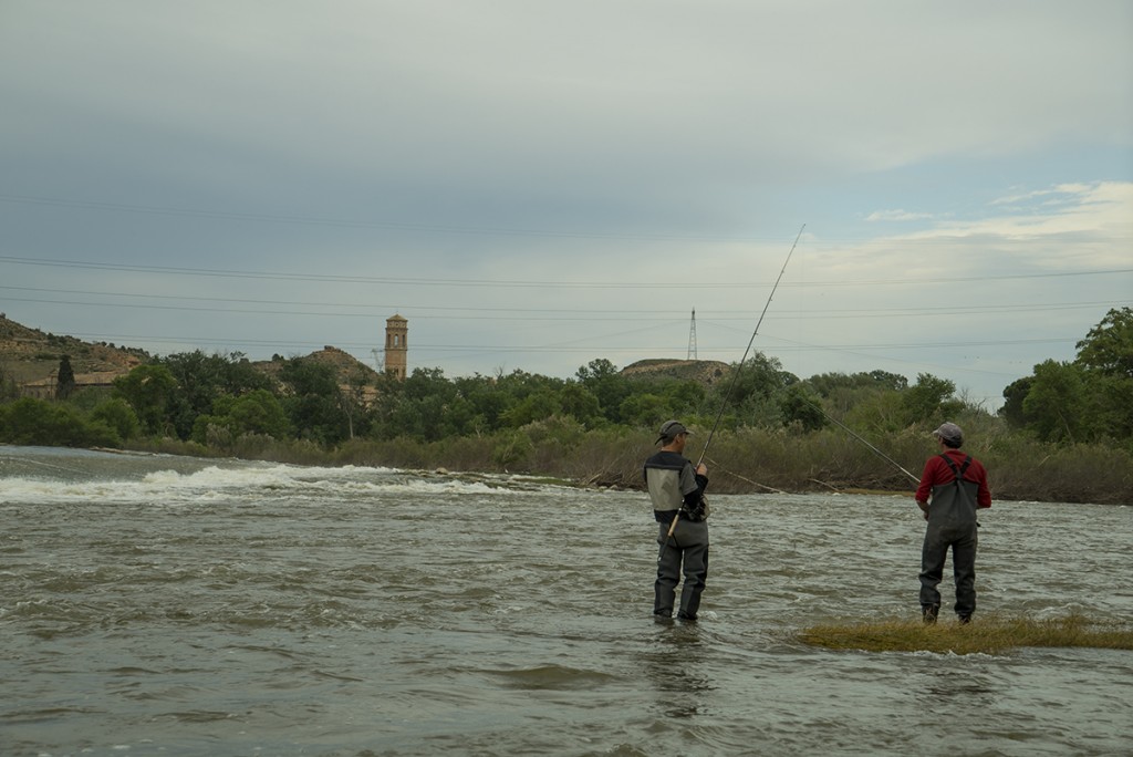 Pescando en Escatrón con el Monasterio de fondo