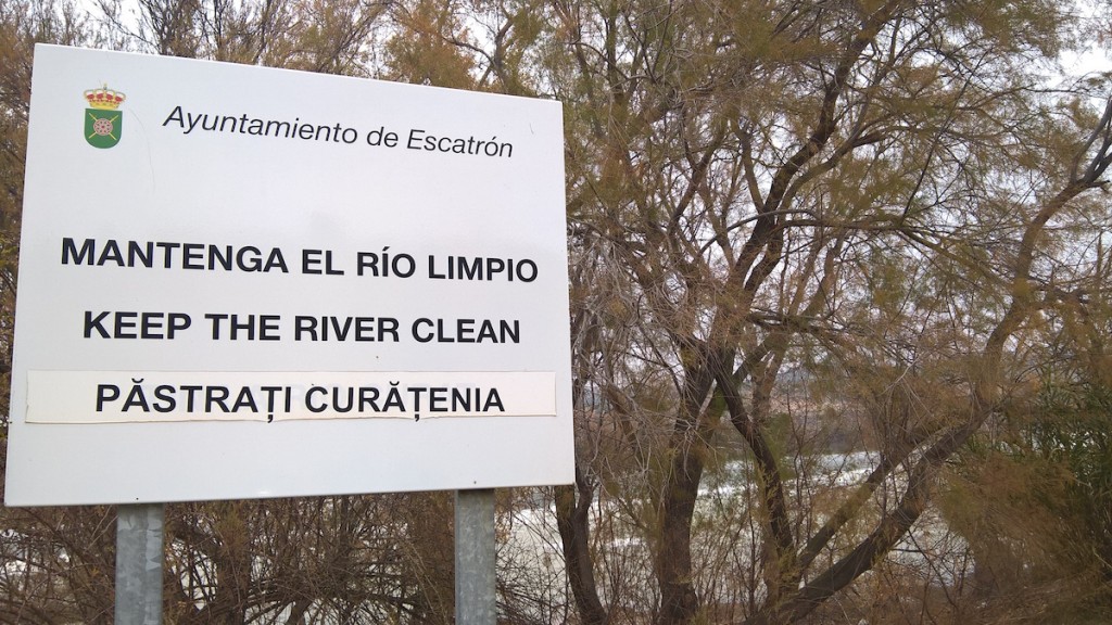cartel mantenga el río limpio