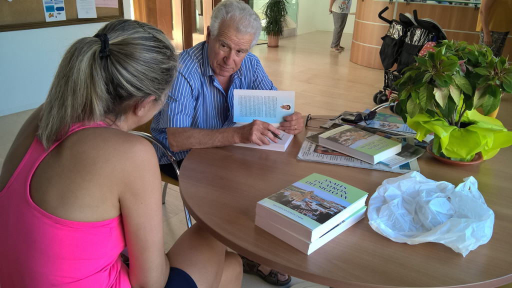 El autor firmando ejemplares de su último libro