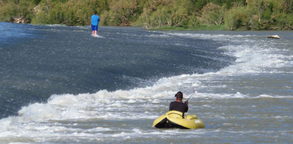 Pescando en el azud de Escatrón