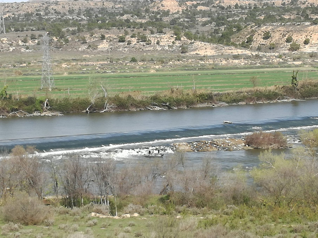 Escatrón: pesca con barca en el Mar de Aragón