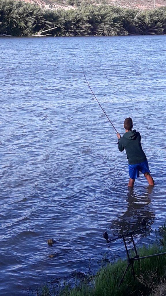 Pescando en el Club Nautico de Escatron