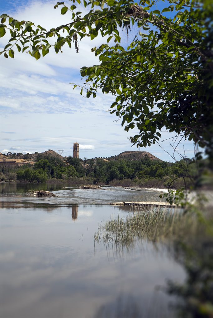 Azud del Ebro y torre de El Monasterio de Rueda Azud del Ebro y torre de El Monasterio de Rueda